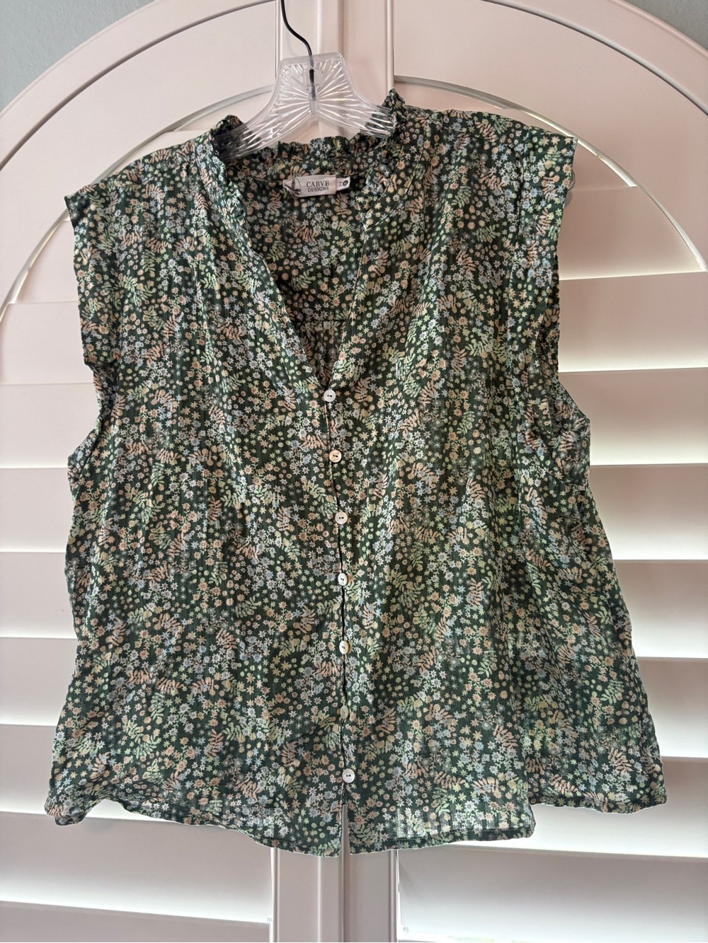 Carve Designs Dark Green Floral Button-Front Sleeveless Blouse